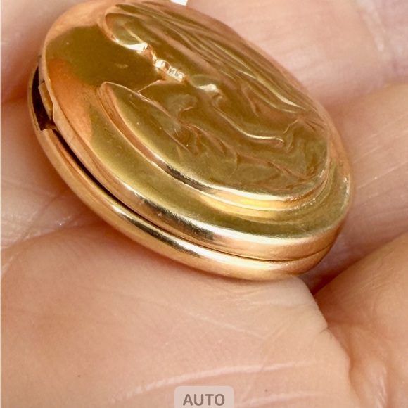 14k Gold Oval locket Pendant Necklace - Picture 6 of 8